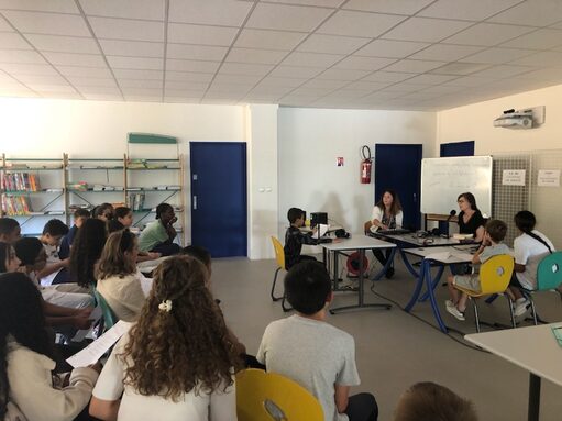 Les élèves venaient à tour de rôle au micro pour poser leur question. 
