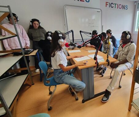 Photo du studio avec Issouf et les journalistes.